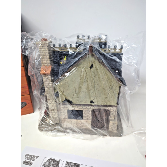 Lemax SPOOKY TOWN ~ Bigfoot Brewhaus 35006 ~ Lighted Halloween Village ~ TESTED - Picture 5 of 9